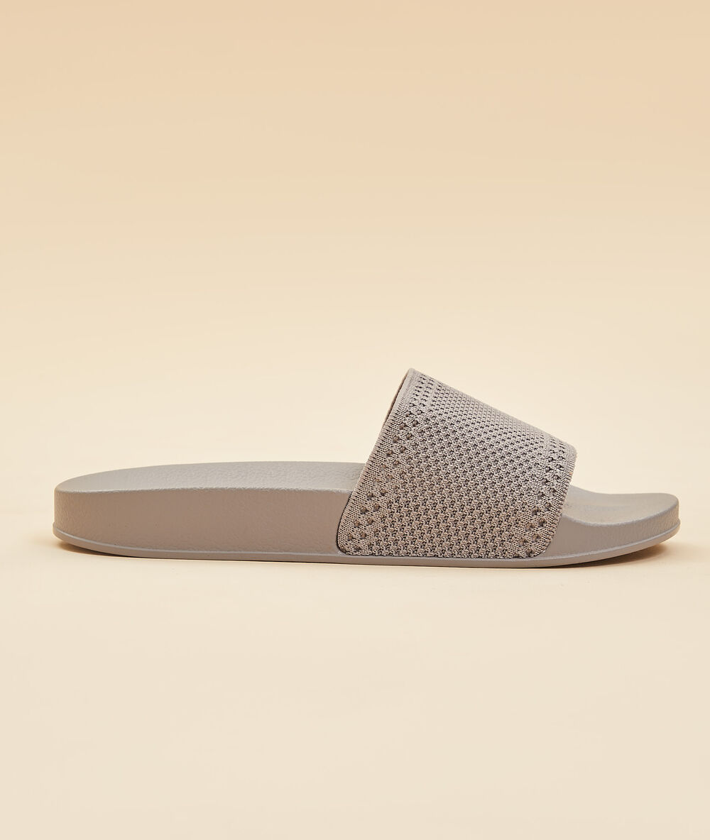 Chaussons mules ouvertes gris.