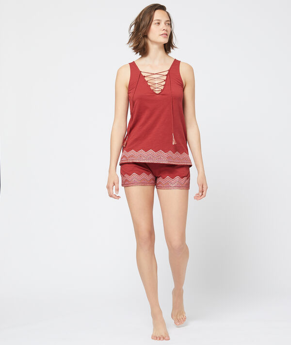 Short à imprimé graphique rouge.