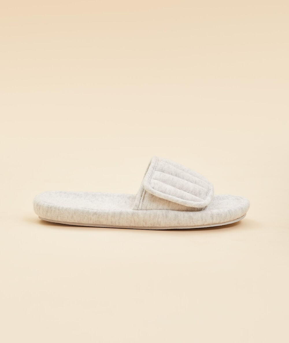 Chaussons mules ouvertes beige.