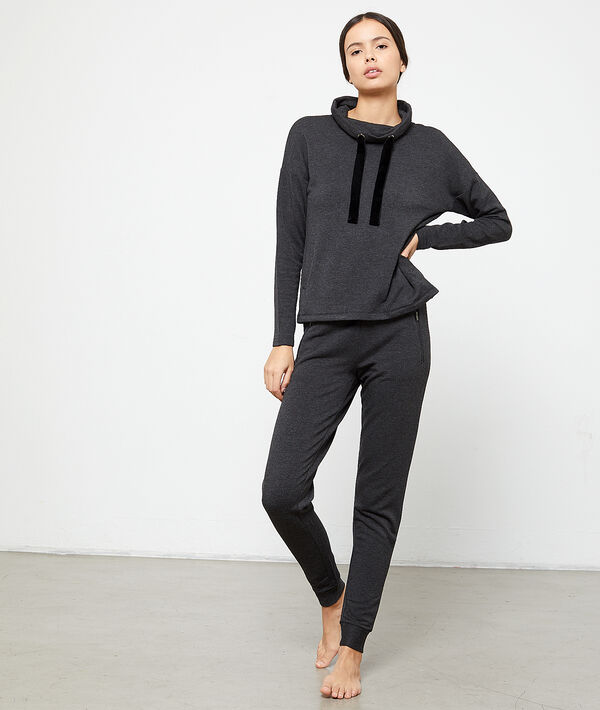 Pantalon molleton gris.