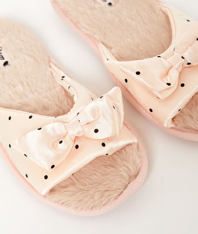 Chaussons ouverts fourrés à noeud rose.