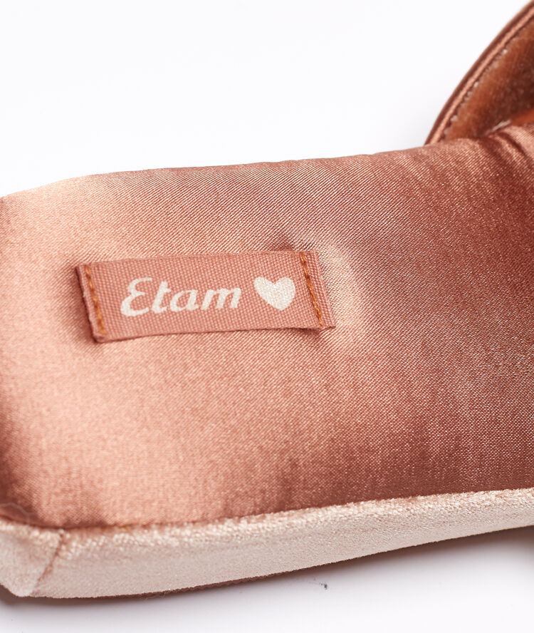 Chaussons velours rose.