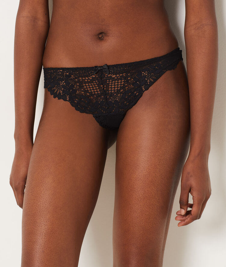 Tanga en dentelle noir.