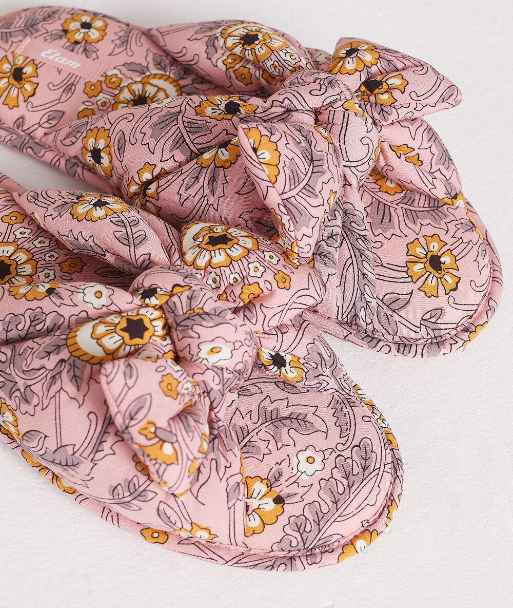 Chaussons mules ouvertes à noeud imprimés rose.