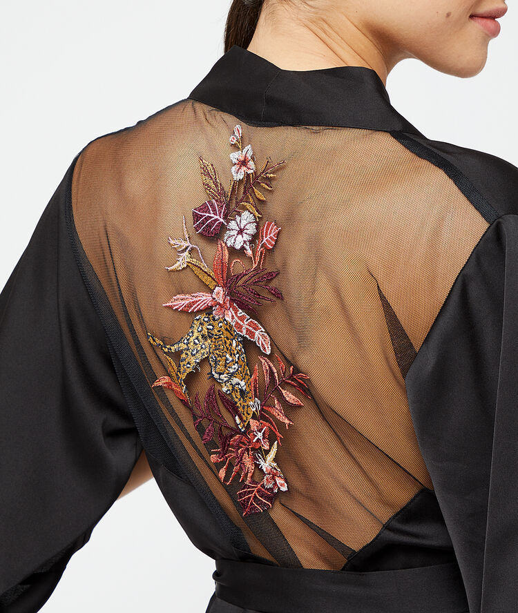 Kimono tigre brodé au dos noir.