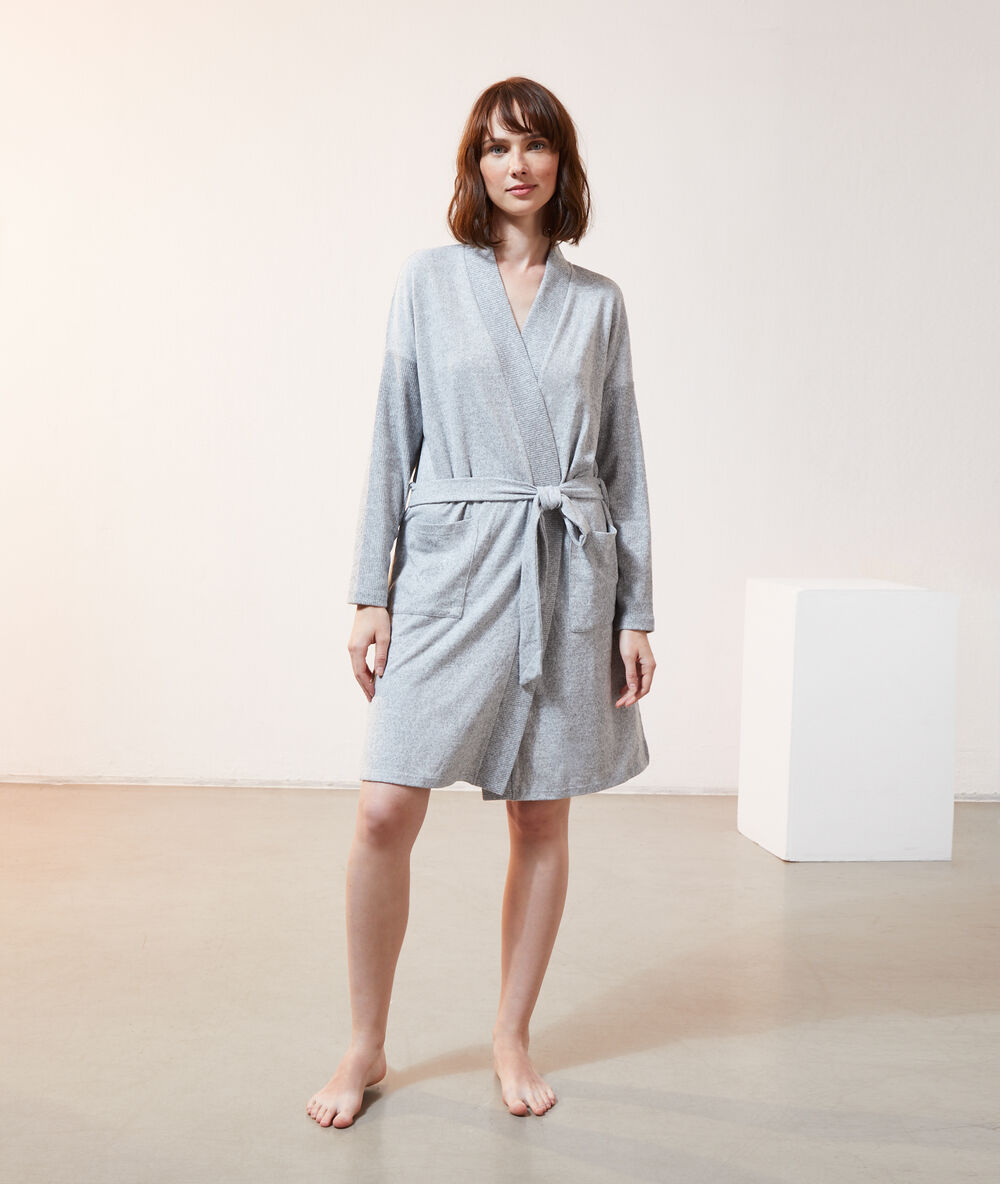 Déshabillé loungewear gris.