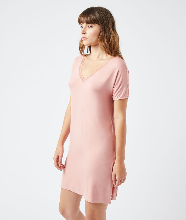 Chemise de nuit rose.