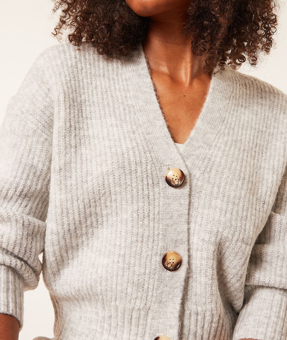 Gilet en maille gris.