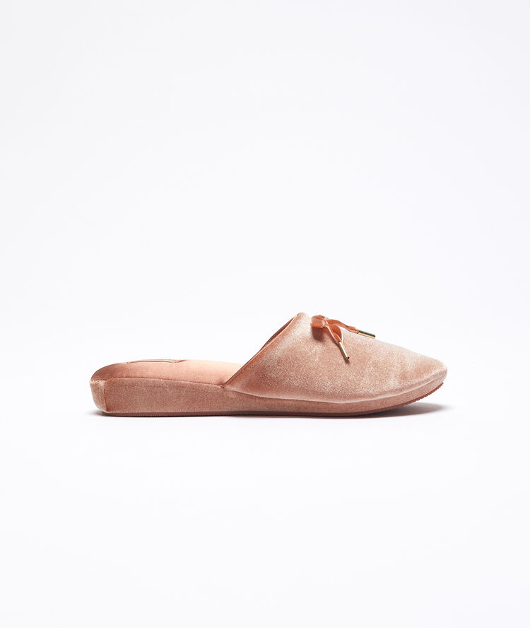 Chaussons velours rose.