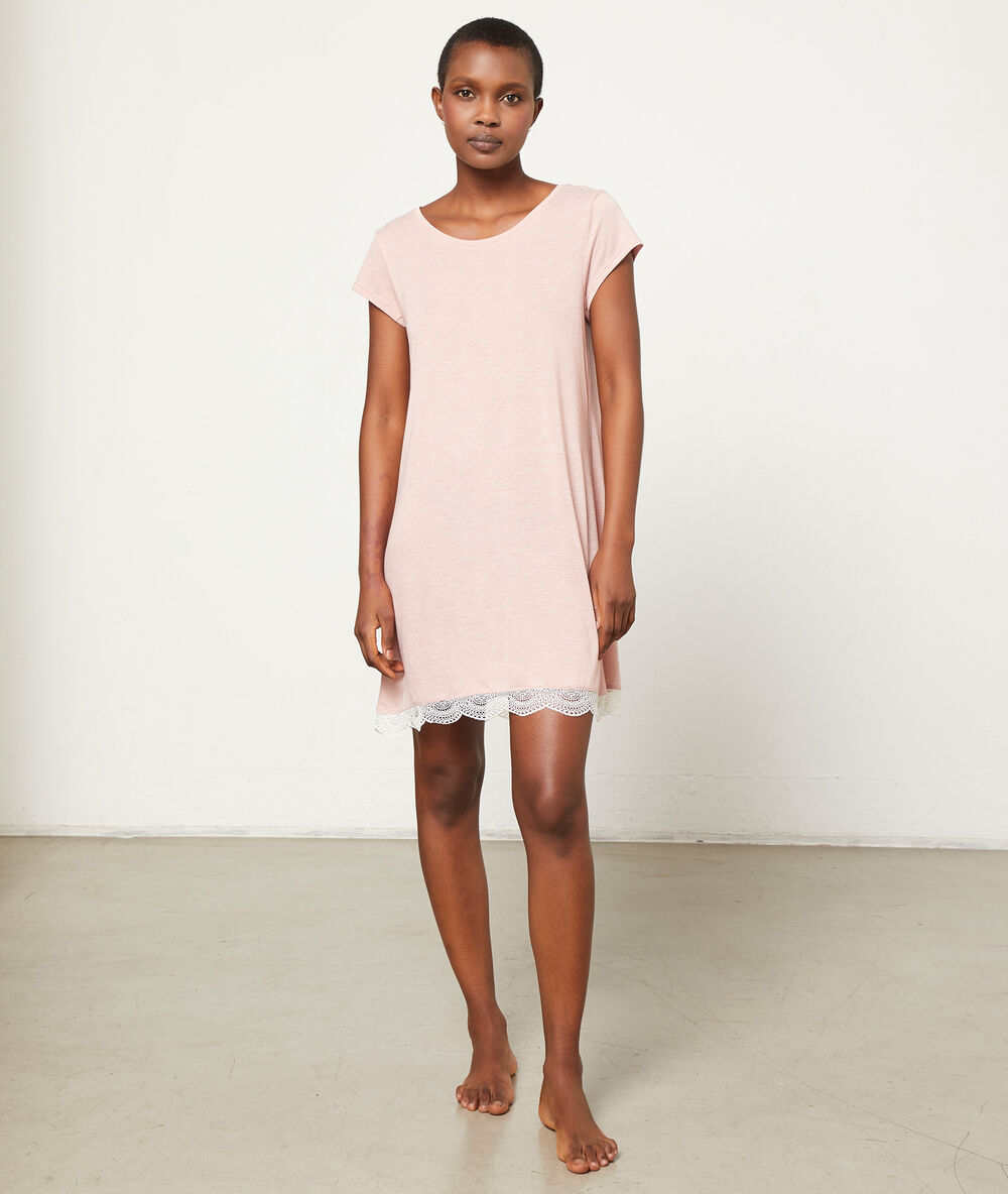 Chemise de nuit rose.