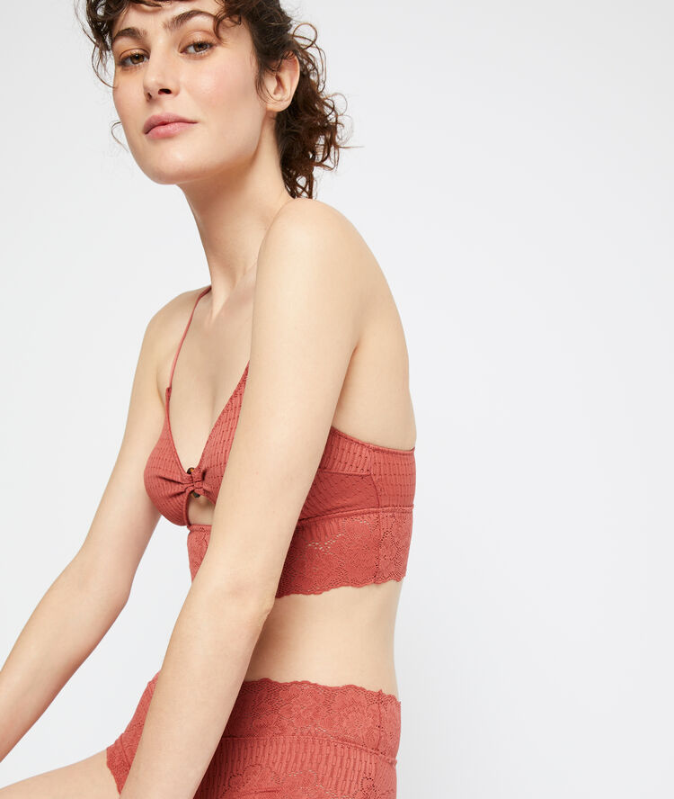 Brassière en dentelle marron.