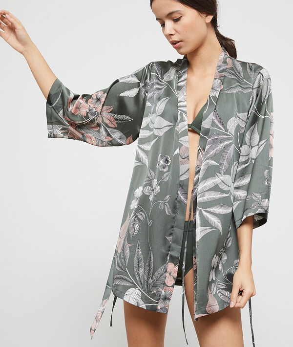 Kimono satiné imprimé fleuri kaki.