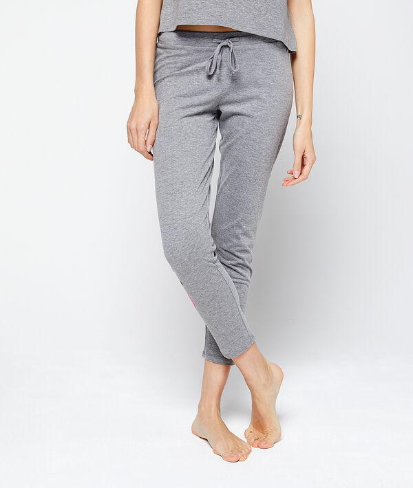 Pantalon imprimé flamand rose au bas gris.