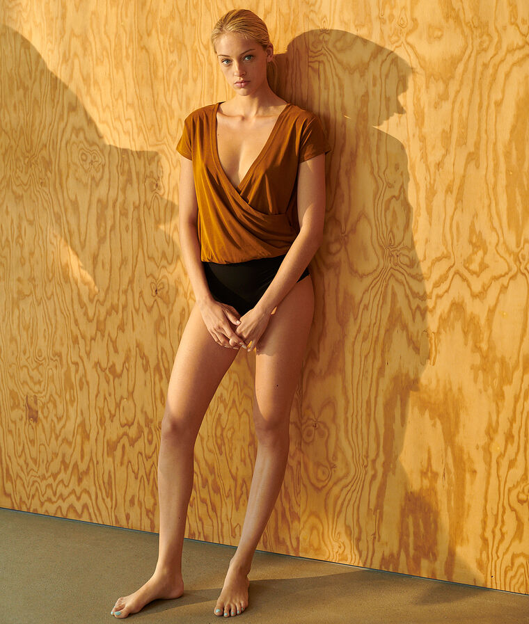 Body de sport marron.