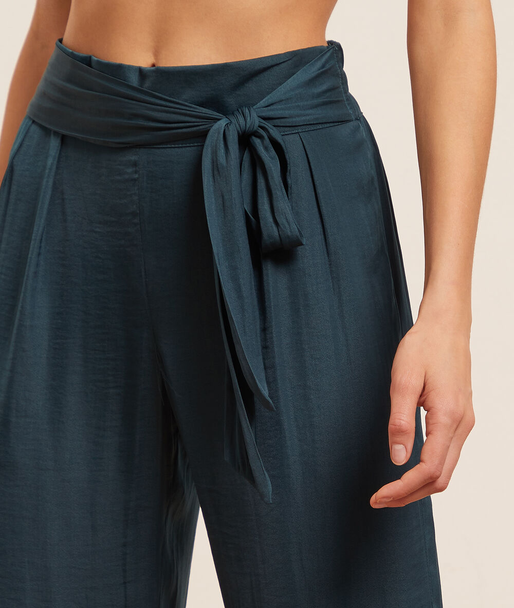 Pantalon de pyjama satiné vert.