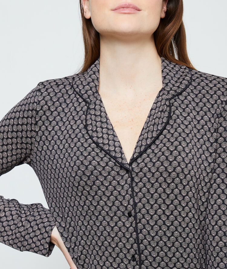 Chemise de pyjama noir.