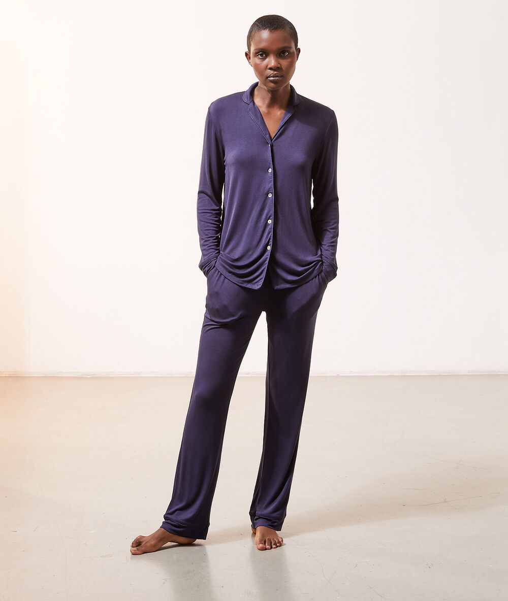 Chemise de pyjama marine.