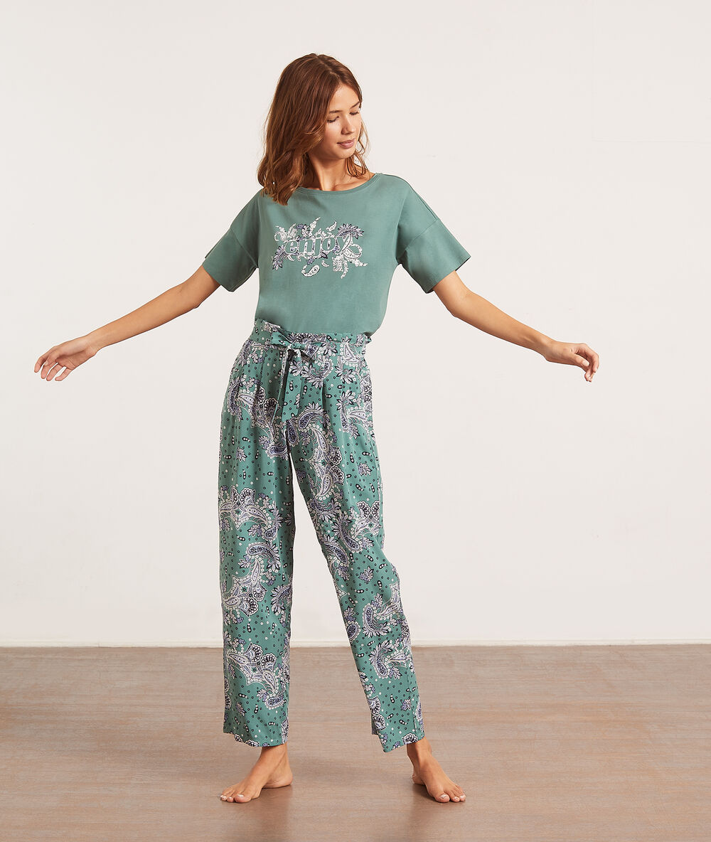 Pantalon de pyjama imprimé bandana vert.