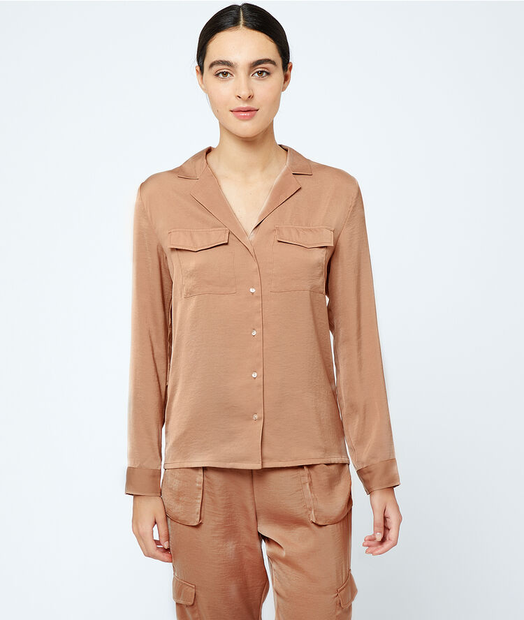 Chemise de pyjama beige.