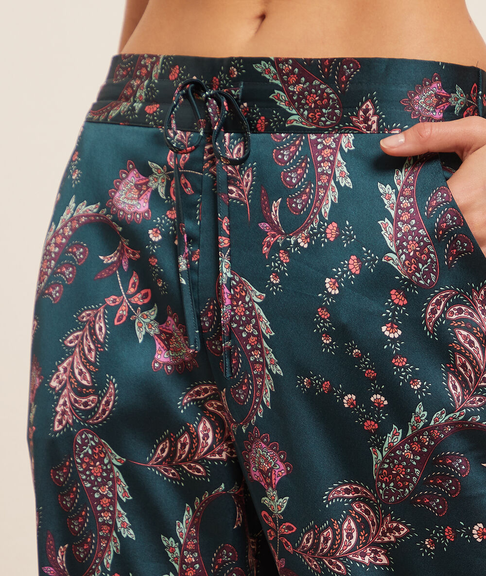 Pantalon satiné imprimé vert.