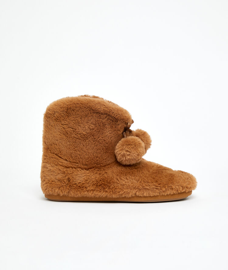 Chaussons bottines à pompons marron.