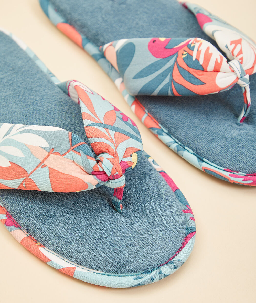 Chaussons tongs imprimés multicolore.
