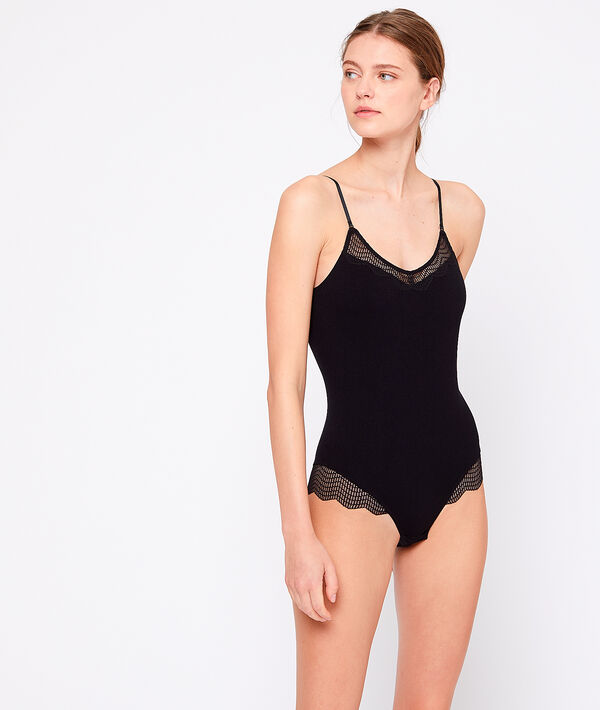 Body décolleté et bas dentelle noir.