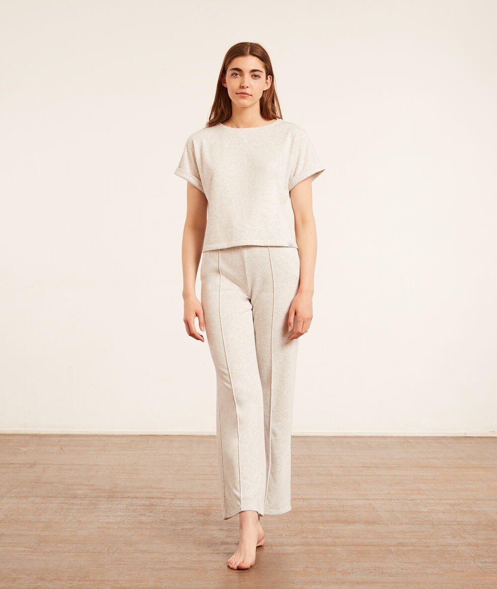 Pantalon de pyjama gris clair.