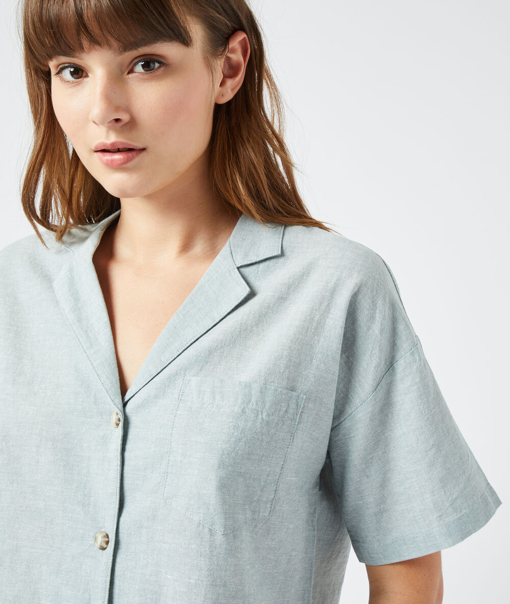 Chemise de pyjama celadon.