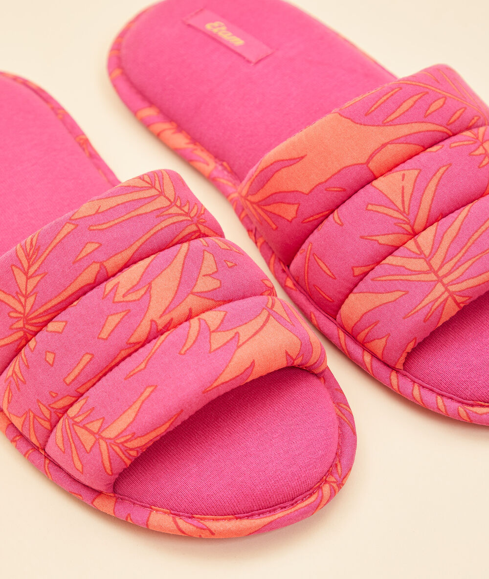 Chaussons tongs imprimés fushia.
