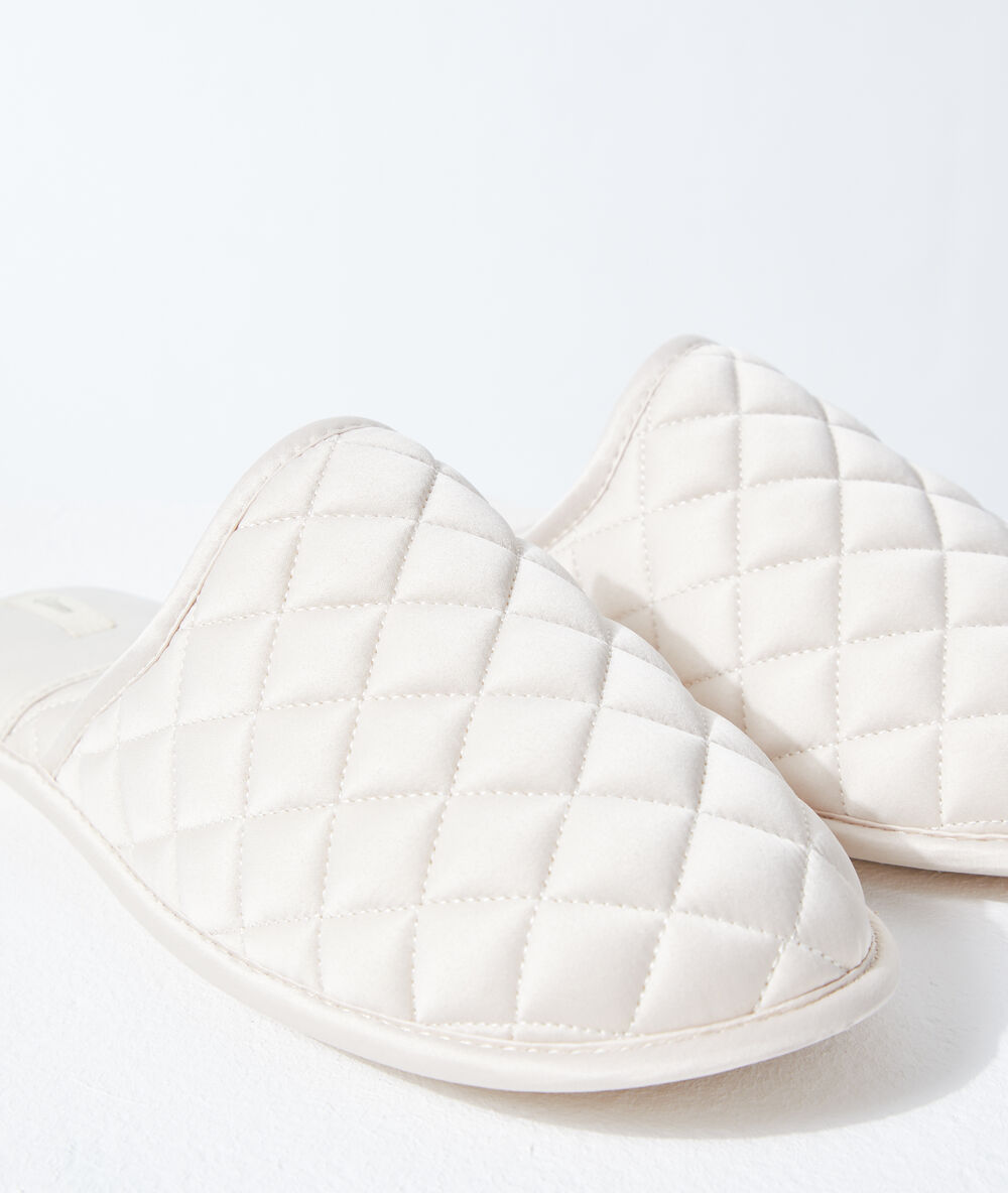Chaussons mules matelassées beige.
