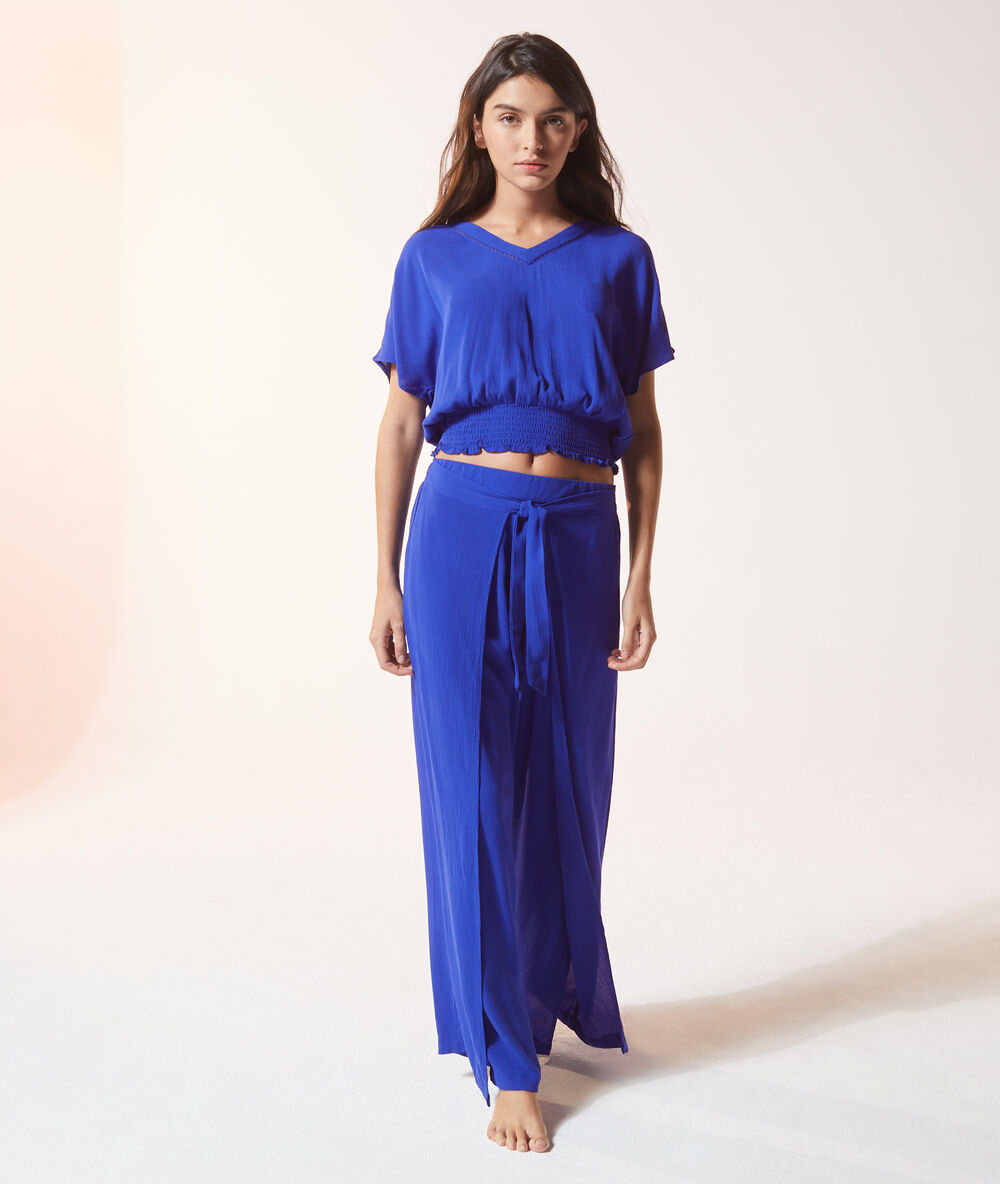 Pantalon détail noeud bleu.
