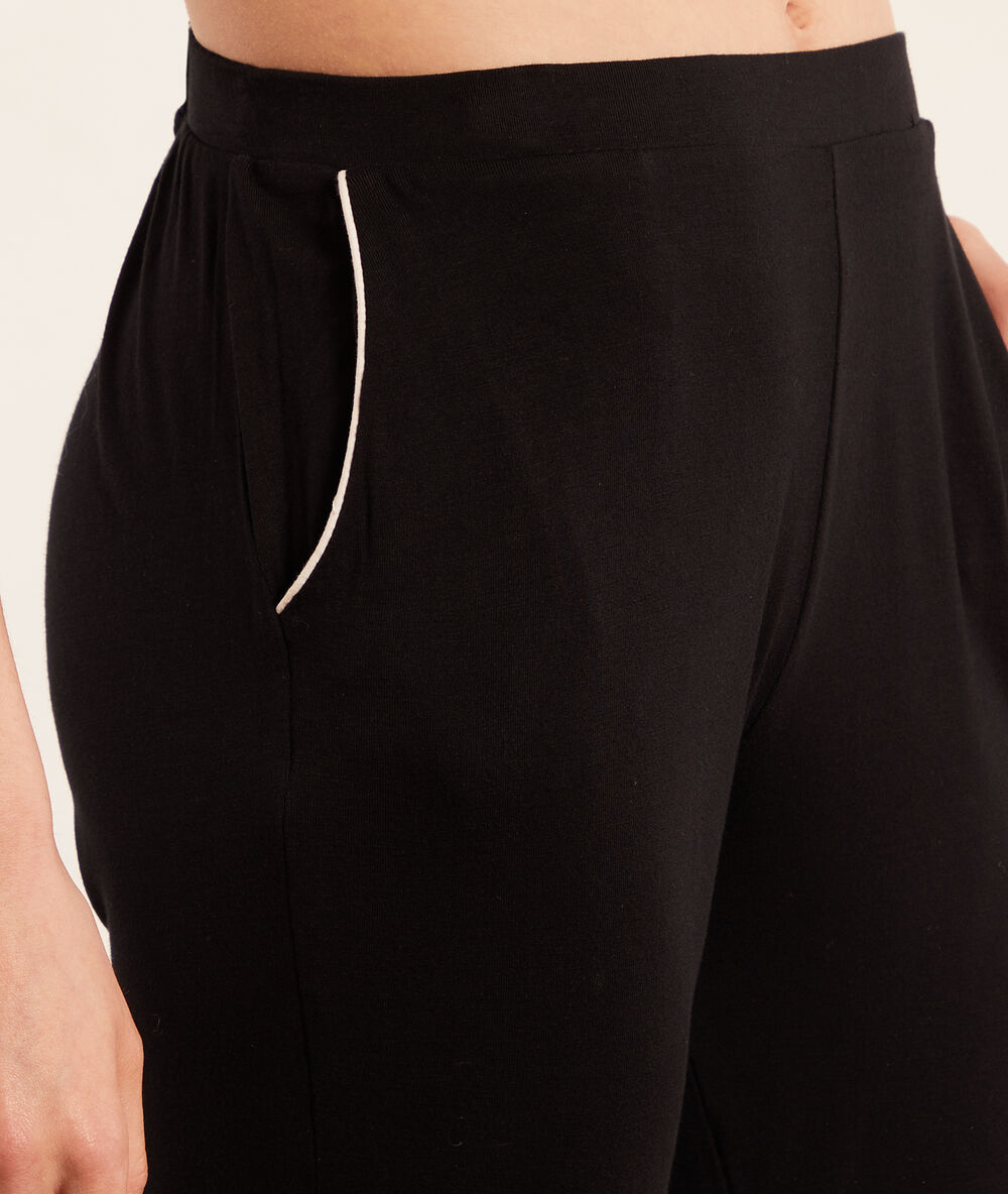 Pantalon de pyjama noir.