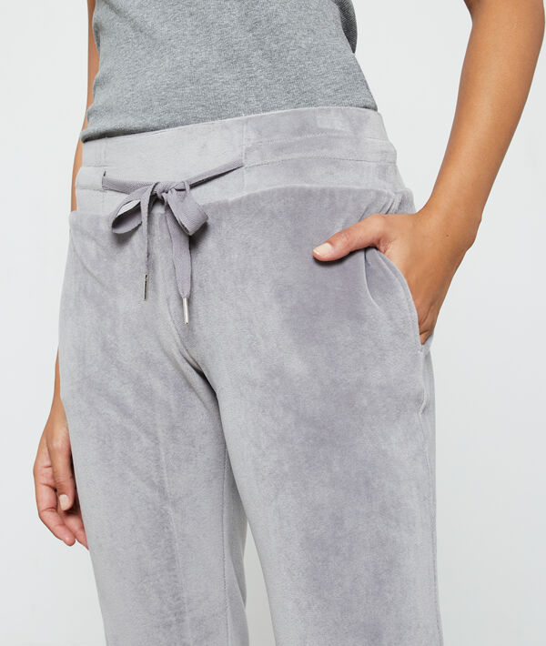Pantalon effet velours gris.