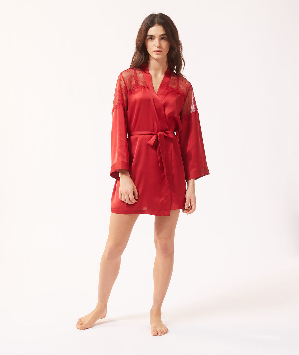 Kimono satiné détails dentelle rouge.