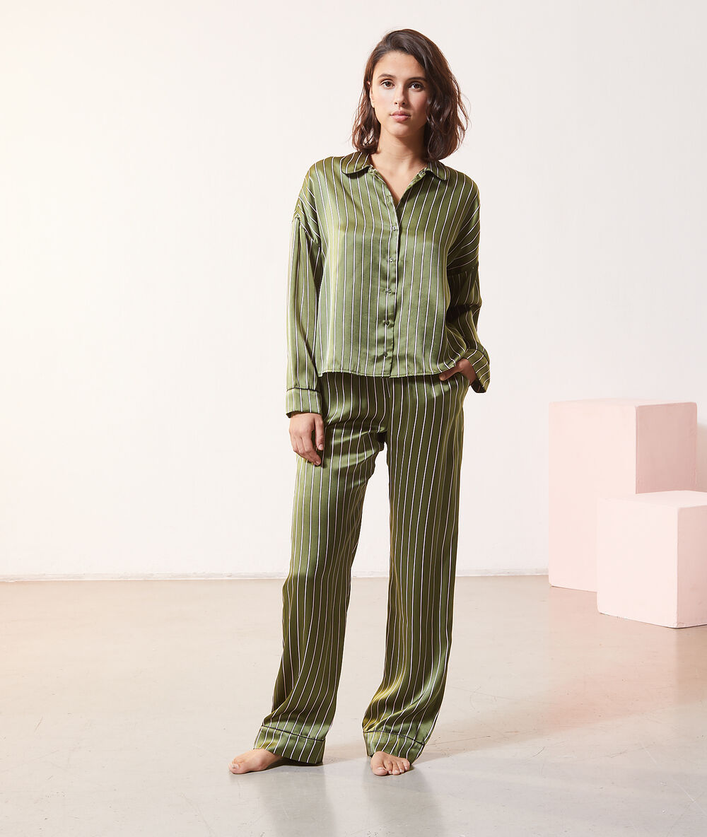 Pantalon de pyjama en soie kaki.
