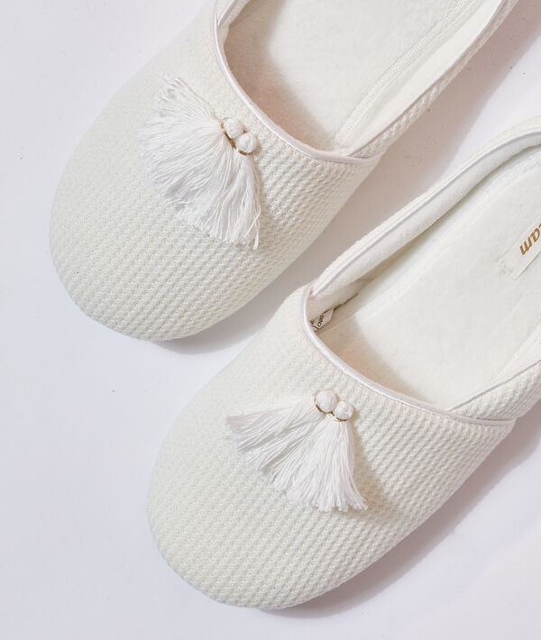 Chaussons mules à pompons Chaussons mules à pompons;${refinementColor}