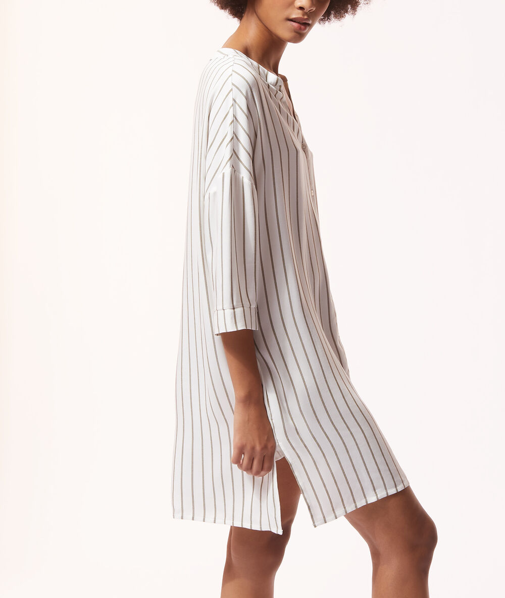 Chemise de nuit à boutons rayée ecru.
