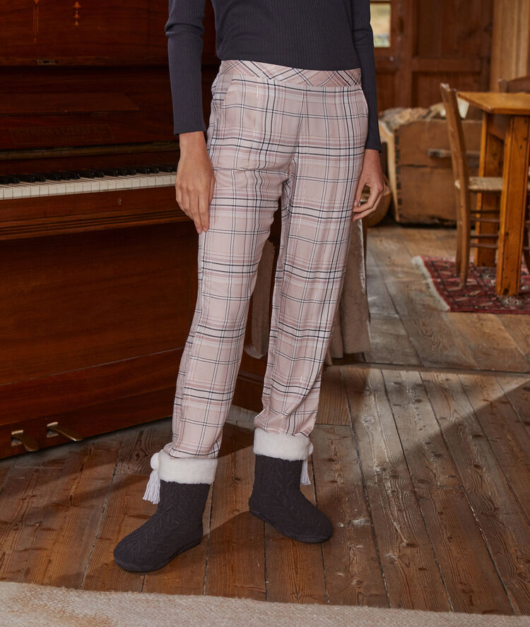 Ensemble pyjama avec trousse et masque gris.