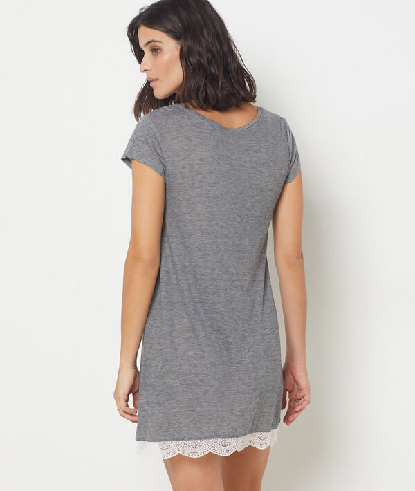 Chemise de nuit gris.