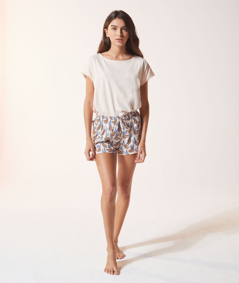 Short de pyjama imprimé rose.