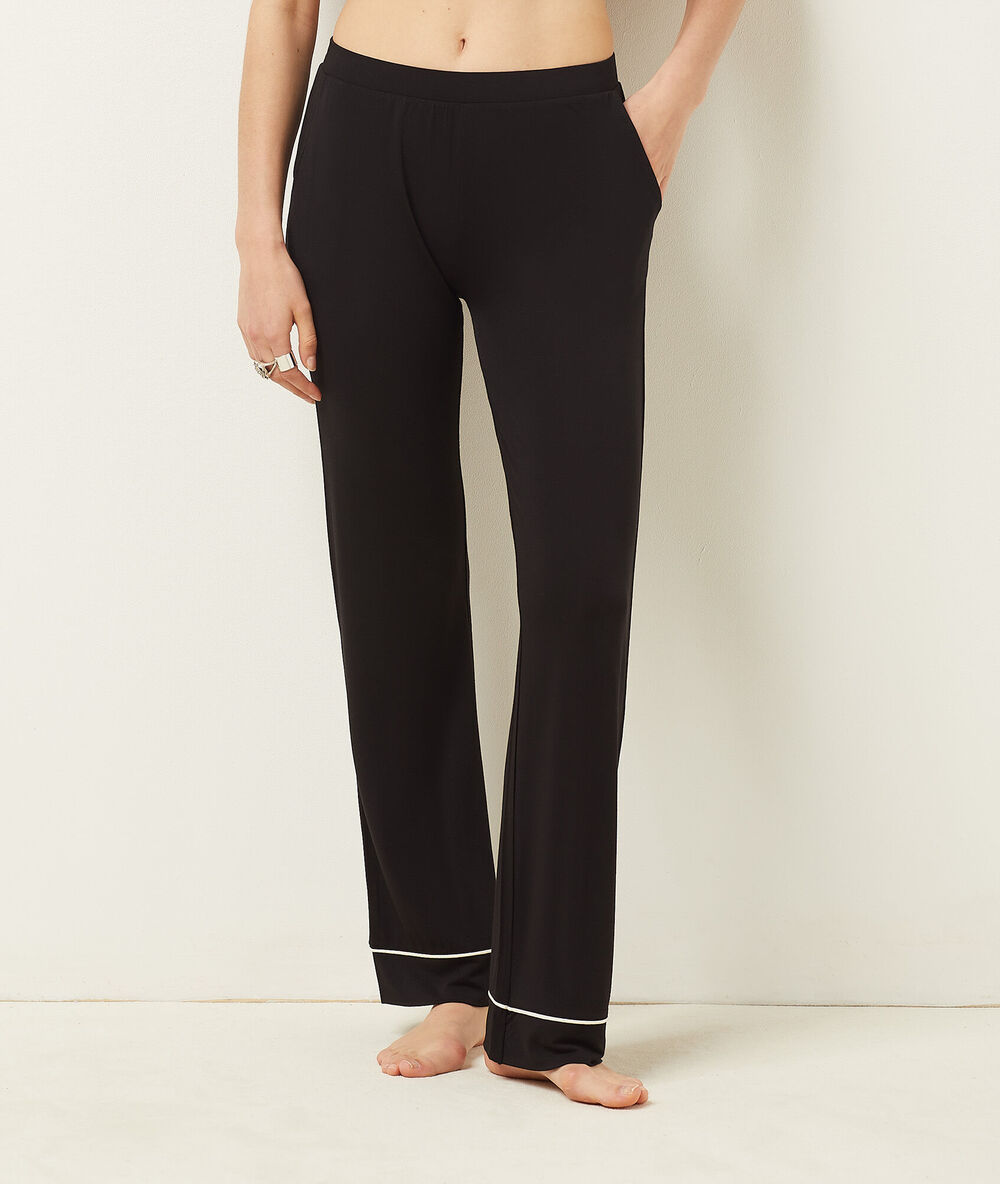 Pantalon de pyjama noir.
