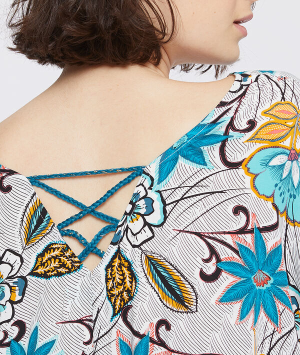 Chemise de nuit à imprimé floral multicolore.