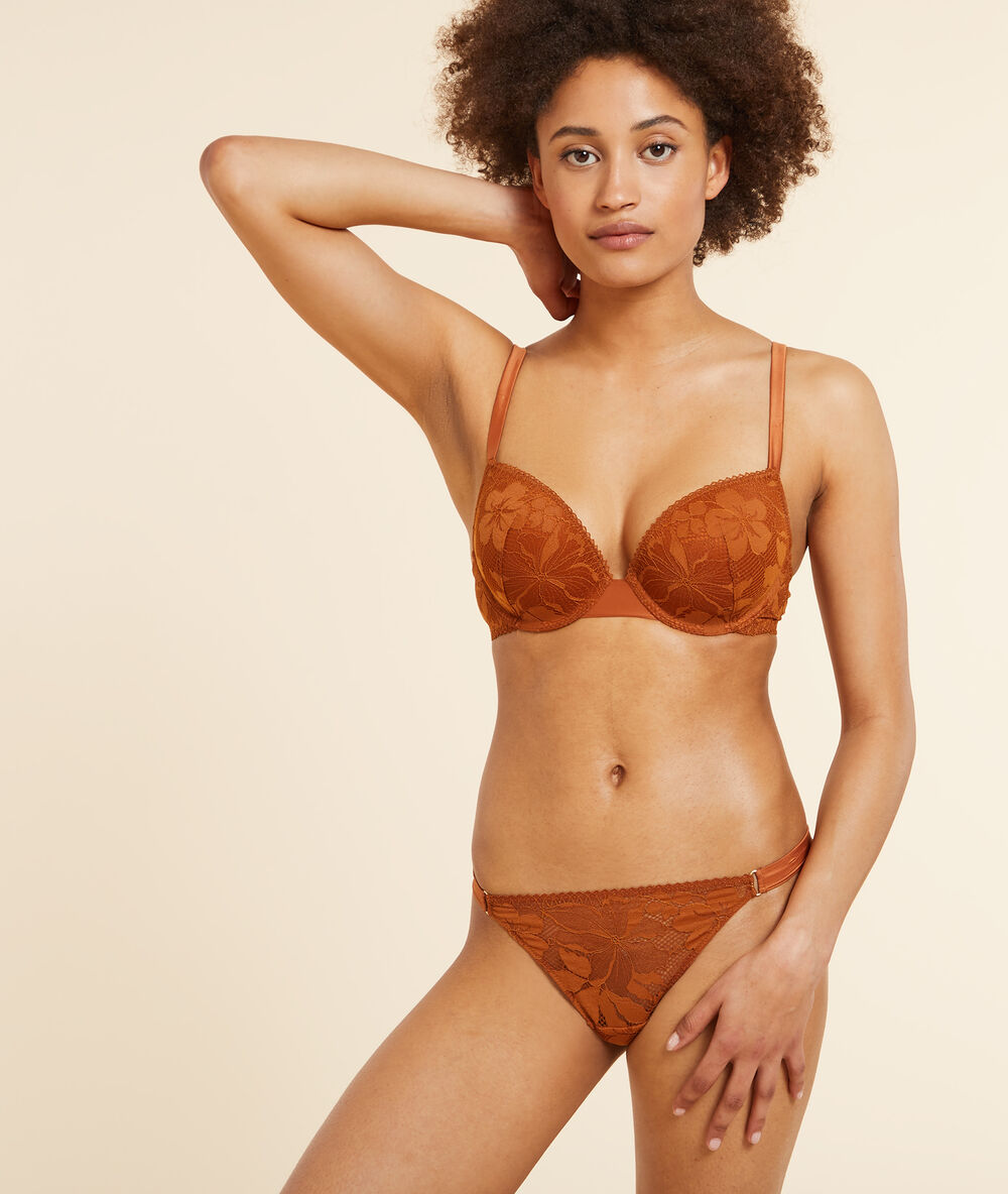 Culotte bikini en dentelle cuivre.