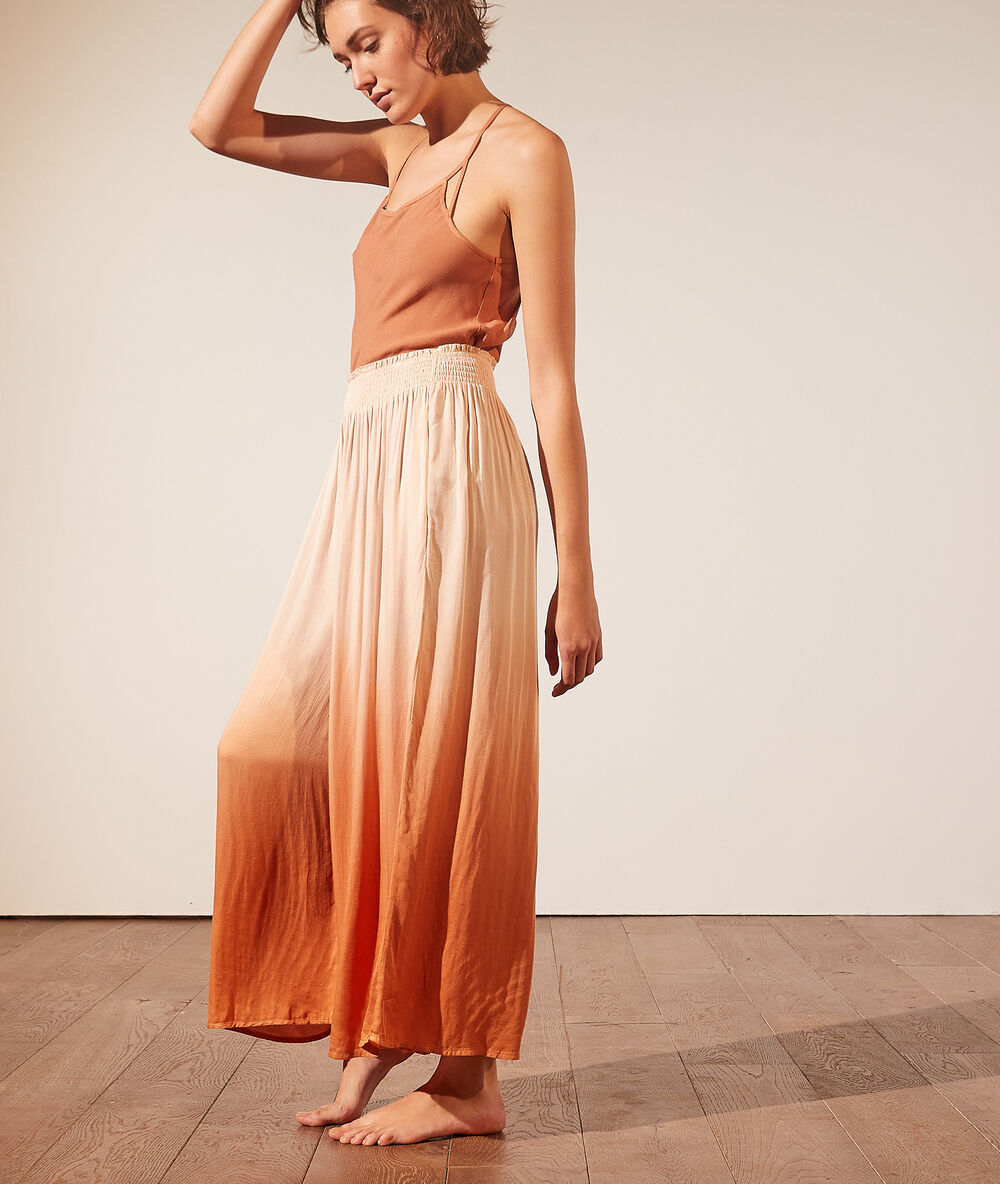Pantalon de pyjama évasé ocre.