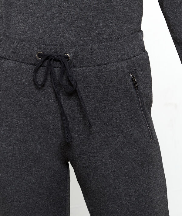 Pantalon molleton gris.
