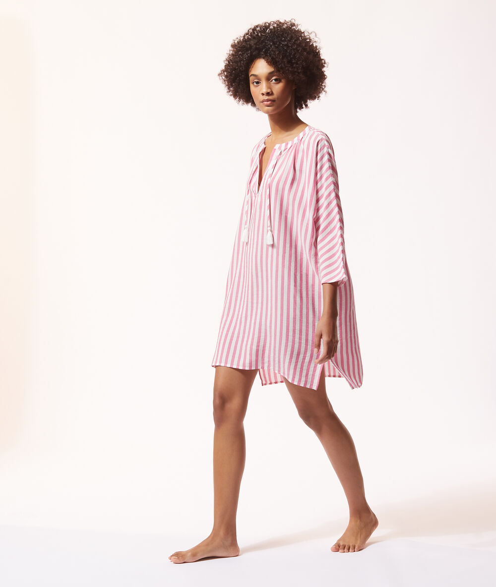 Chemise de nuit à pompoms rose.