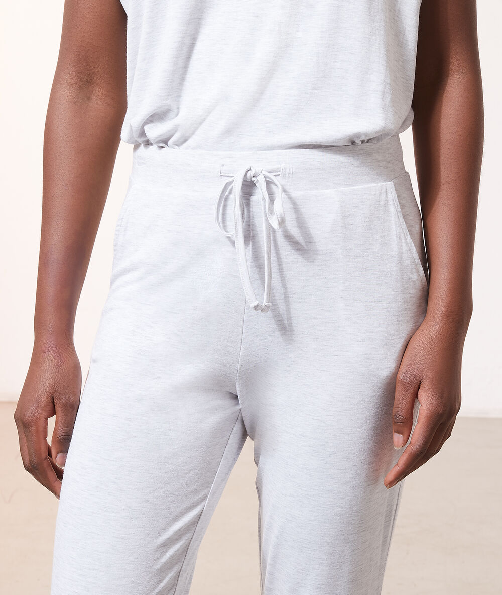 Pantalon de pyjama gris.