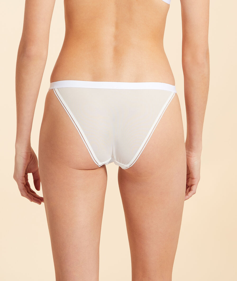 Culotte en dentelle brodée ecru.