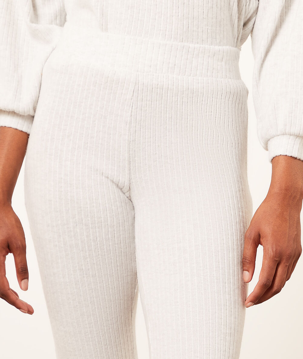 Pantalon évasé côtelé ecru.
